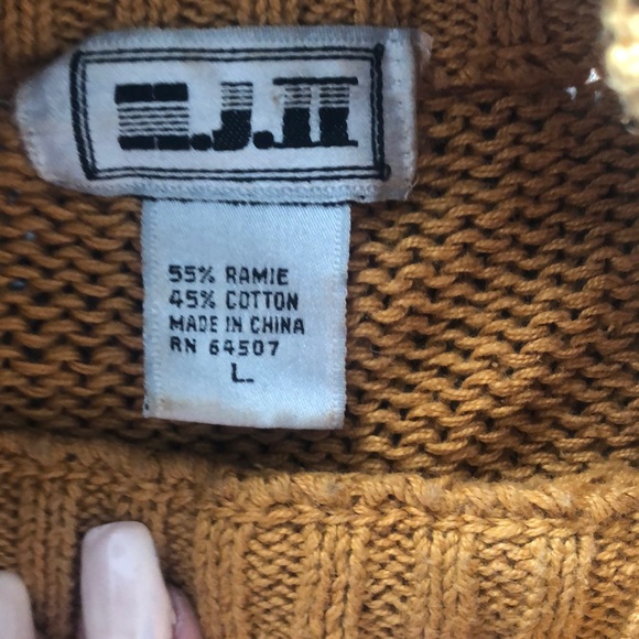 Chunky knit sweater. - Picture 2 of 3